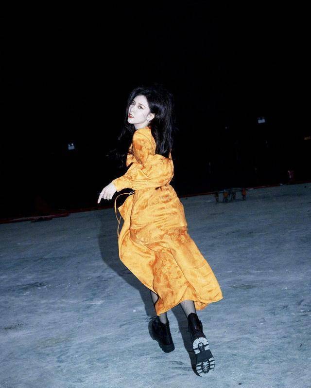 宋妍霏穿马丁靴秀身材,自带超a气场足_时尚_造型_连衣裙