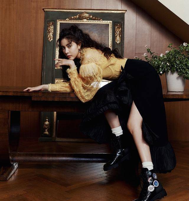 宋妍霏穿马丁靴秀身材,自带超a气场足_时尚_造型_连衣裙