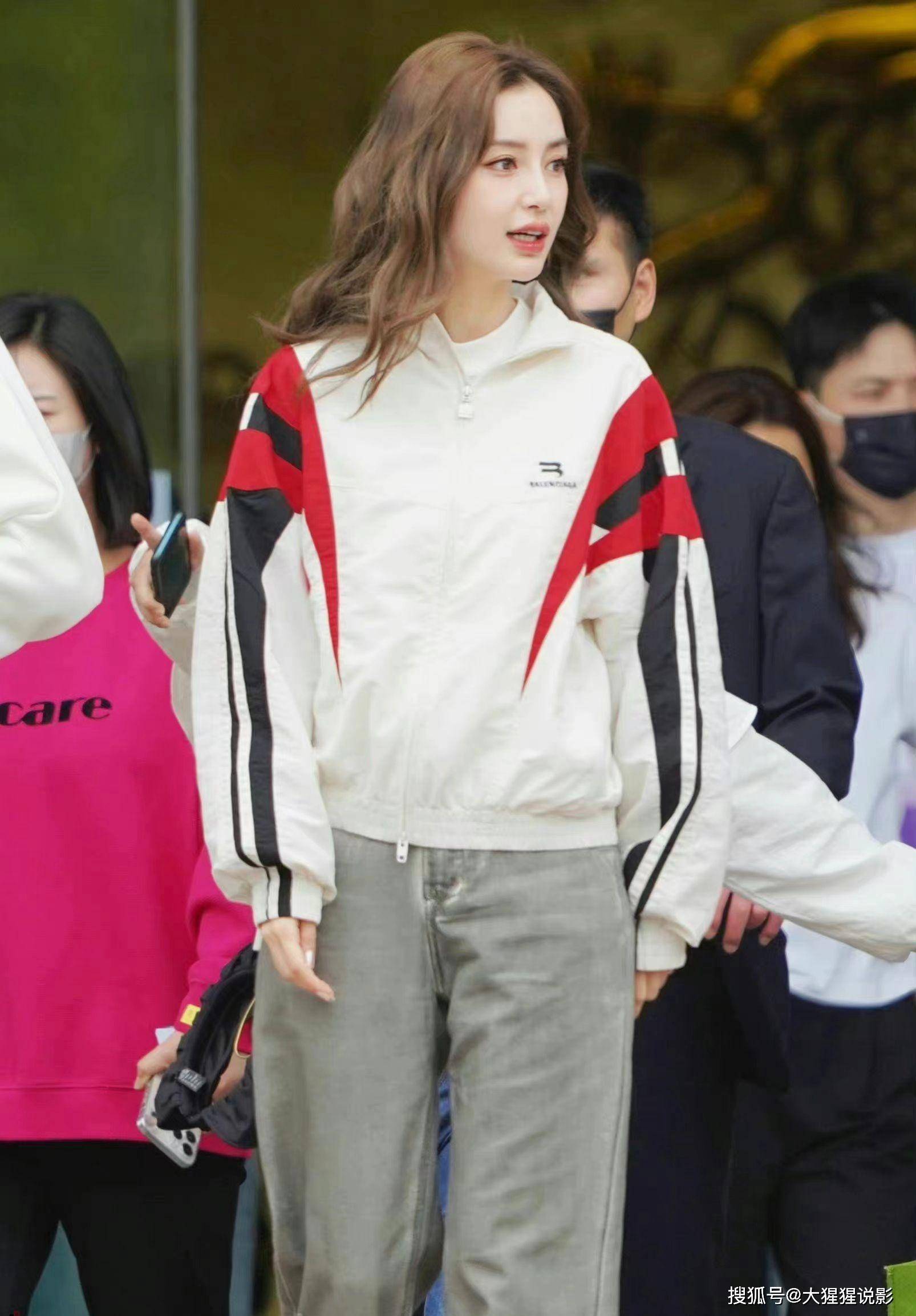 《奔跑吧》angelababy休闲运动造型,微卷头发配穿搭显时尚与活力_穿着