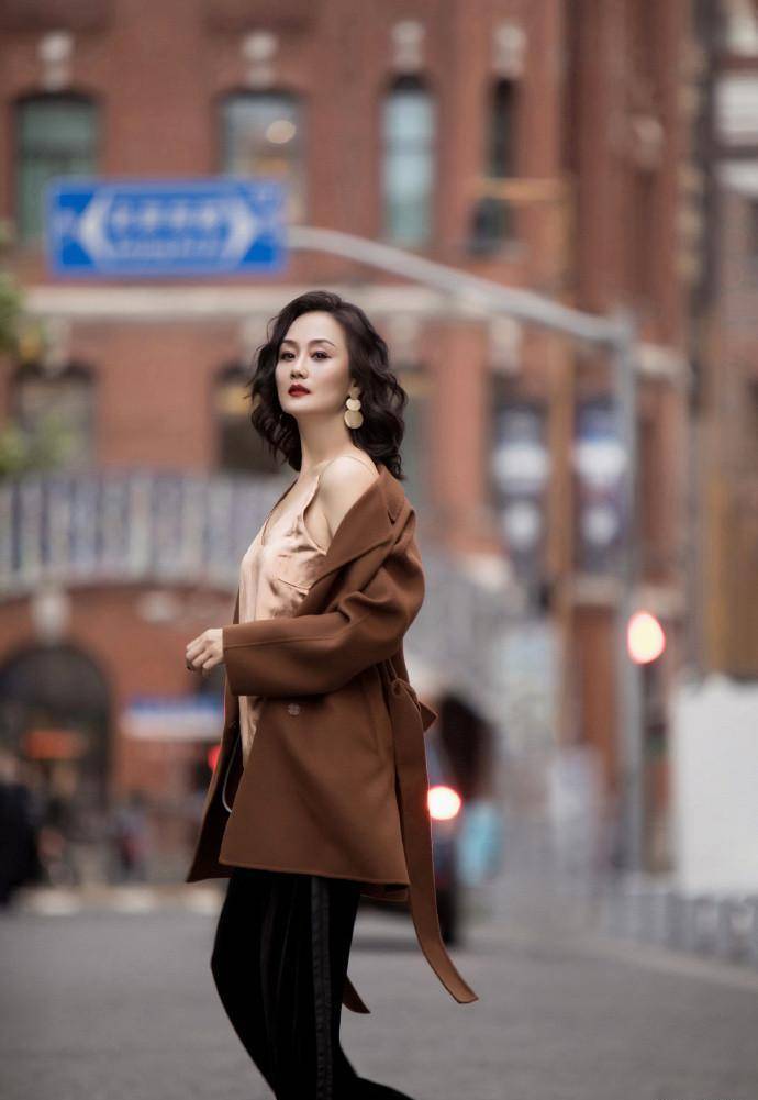 54岁"富婆"李颖拍策划真放得开,大马路上穿西装露时尚,这直尺肩看自卑