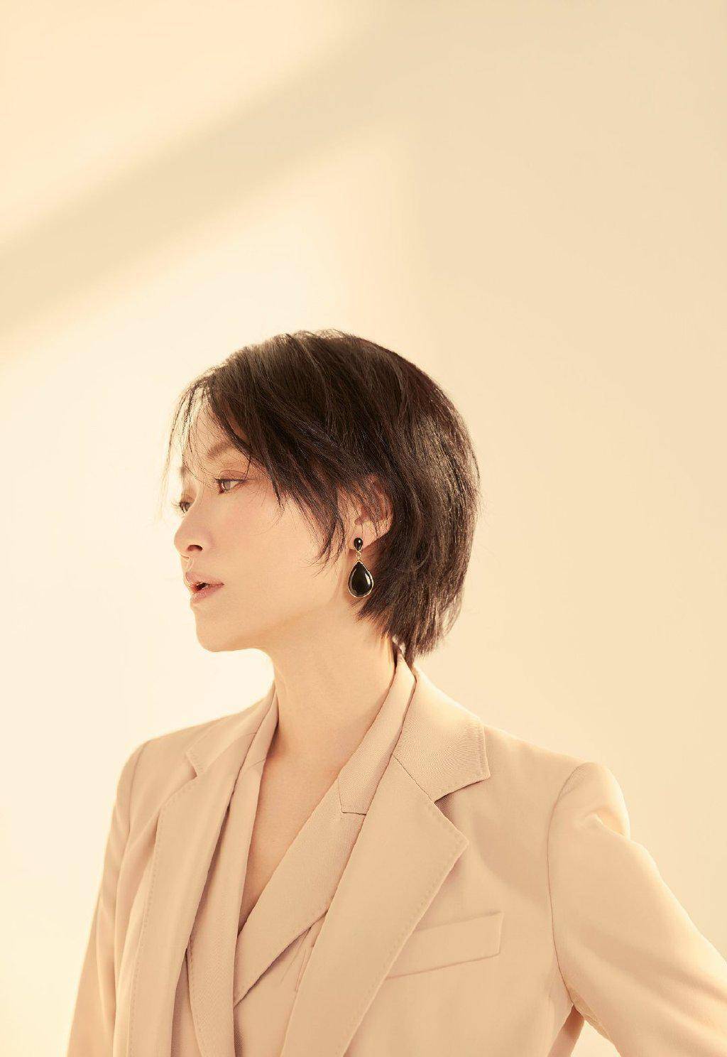 这次,一组赵子琪的写真照在网上曝光,只见她身穿时尚西装,配泪滴耳环