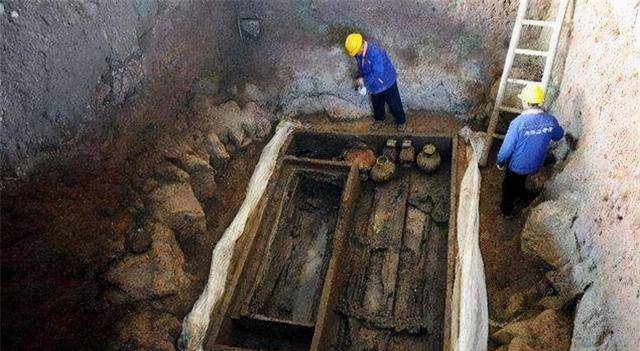 江苏出土1男34女合葬墓，墓中一文物打动专家：2000年前的狗粮