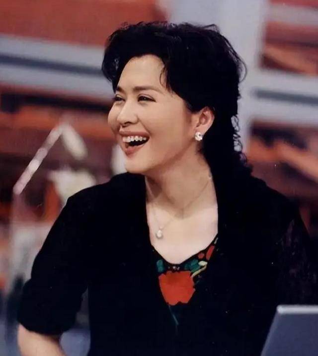 63岁导演尤小刚三婚娶33岁周庭伊,婚后连生两子,今70岁不敢退休_田歌
