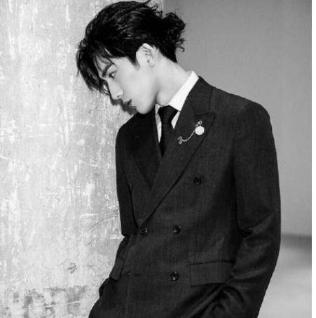 井柏然街头吸烟被拍,叼烟姿势被网友夸帅,个人简介成亮点!