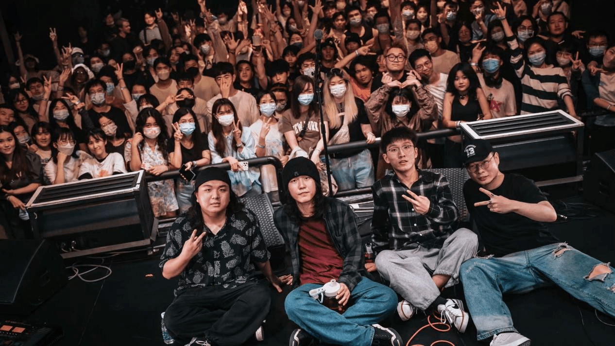 南青乐队演出合影,左二为主唱张伟博"刘大哥讲话,理太偏,谁说女子不如