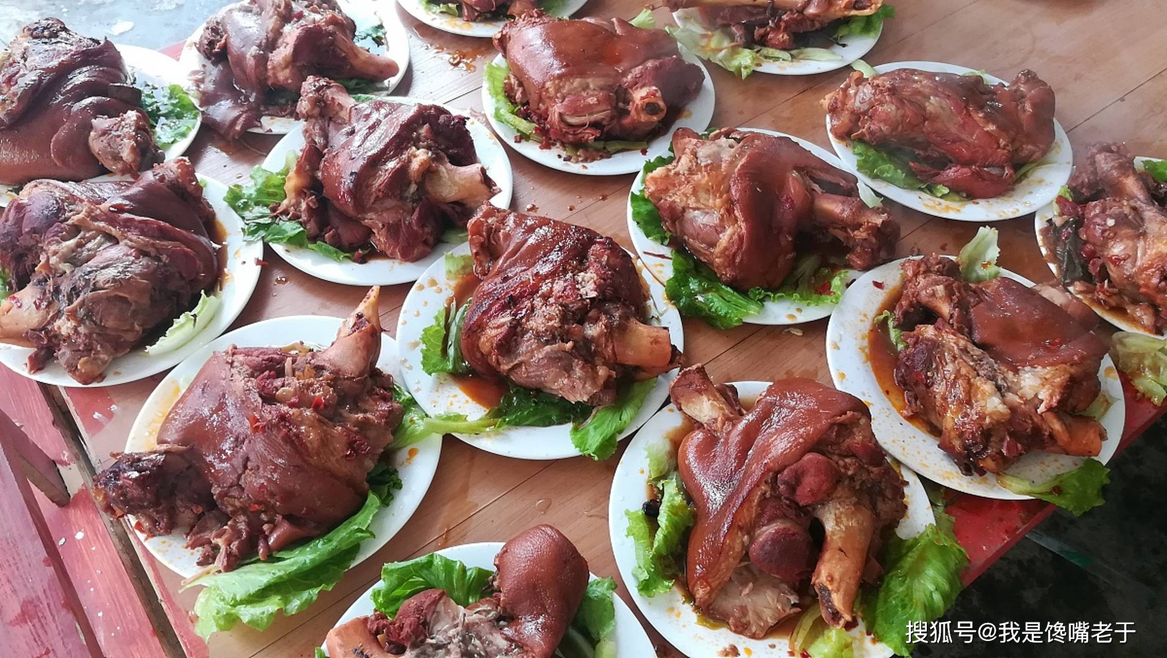 第一道:酱猪肘在来看看准备工作做完之后上的菜吧:在这位网友的镜头下