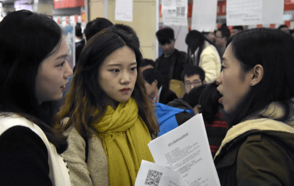 就業難,但在大學生抱怨的同時,其實也有很多行業在抱怨招工難,那既然