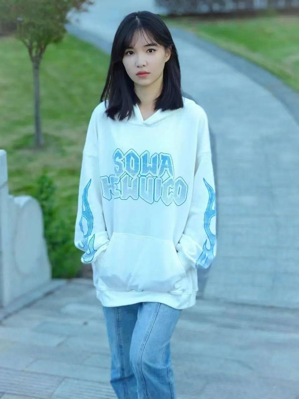 鹿晗牵女伴舞的手