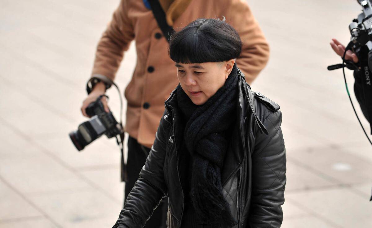 刘纯燕要比何炅大八岁,如今也已经50多岁了,也基本上在荧幕上消失了