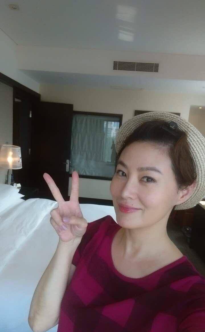 47岁穿红色时尚裙秀身材,高颧骨突出抢镜_王思懿_长裙_耳环