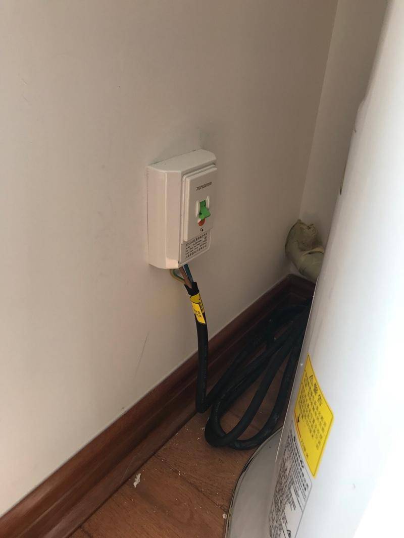 装修时直接给柜机空调预留这种插座,安装空调时能省下一百元_断路器