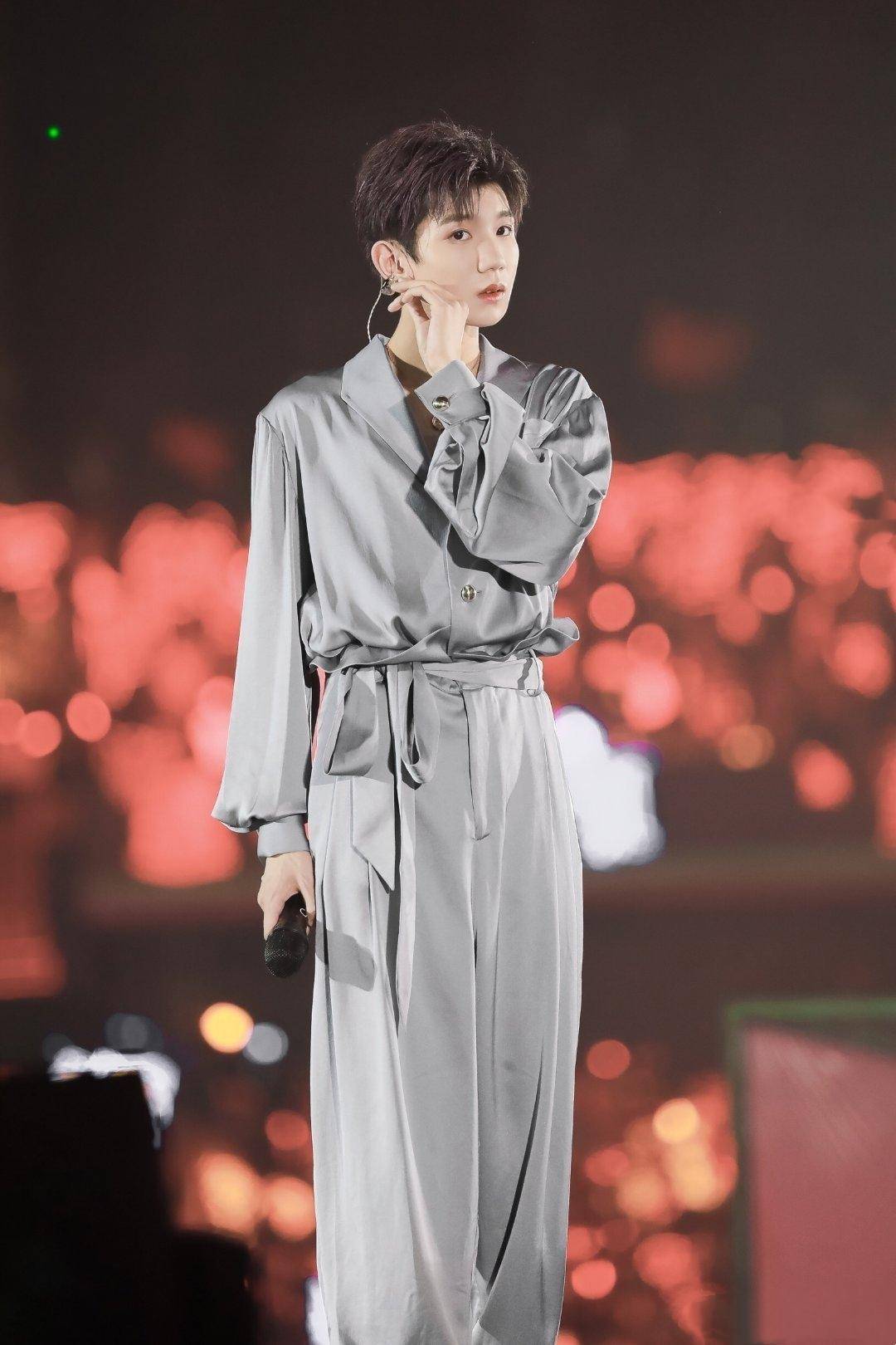 王源勇敢追音乐梦,留学归来气质超群,有追求的人时尚能力不会差_小