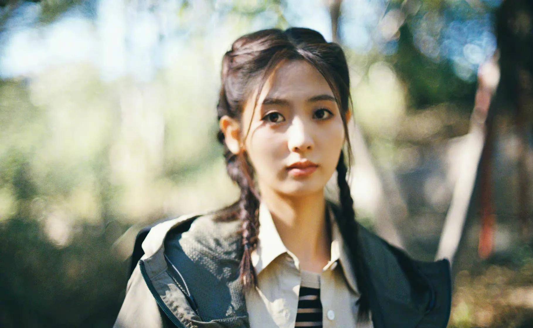 刑菲晒户外九宫格随拍,双马尾造型可爱又元气,笑的豪迈又治愈_明星