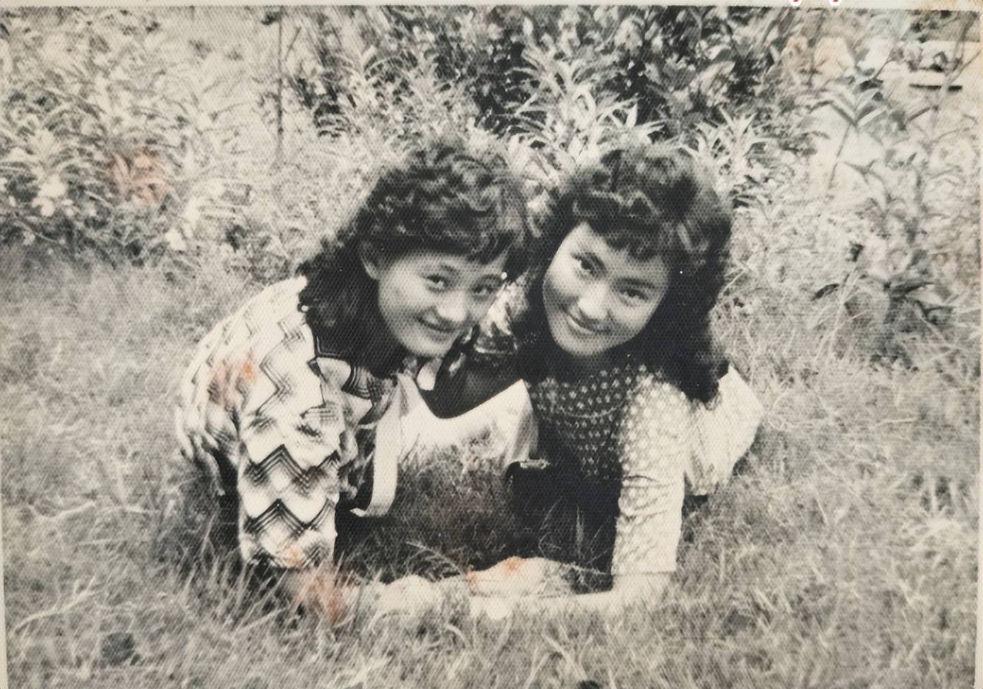 上世纪八十年代,正在足球场上飘飘起舞的女大学生.