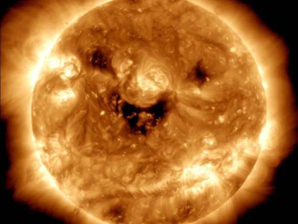 美国NASA捕捉到太阳的“笑脸”，美媒：或在预示发生地磁风暴