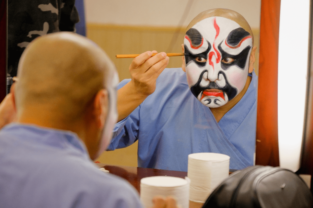 京剧演员刘大可示范勾脸"京剧文化之旅"首次携手国家京剧院扩大海外