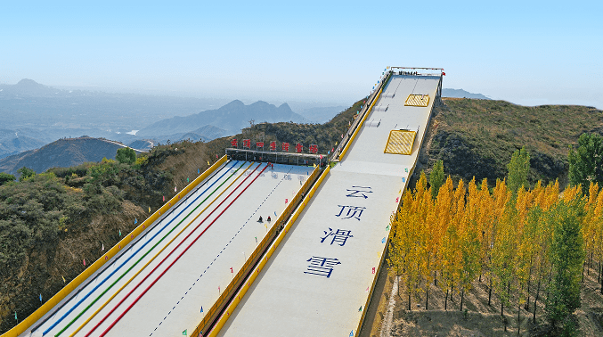 1.入住黄金寨酒店的游客享受迪山云顶景区门票 滑雪优惠价100元/人