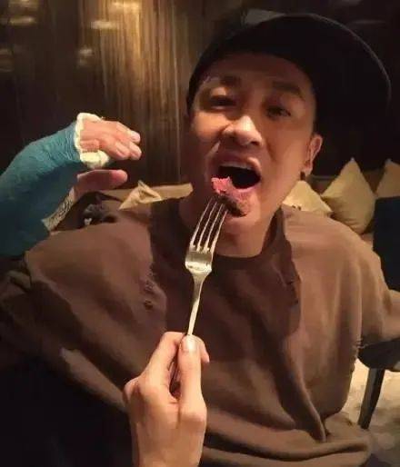 何润东拉美女去夜店,老婆不在他身边,评论区两极分化……_peggy_男友