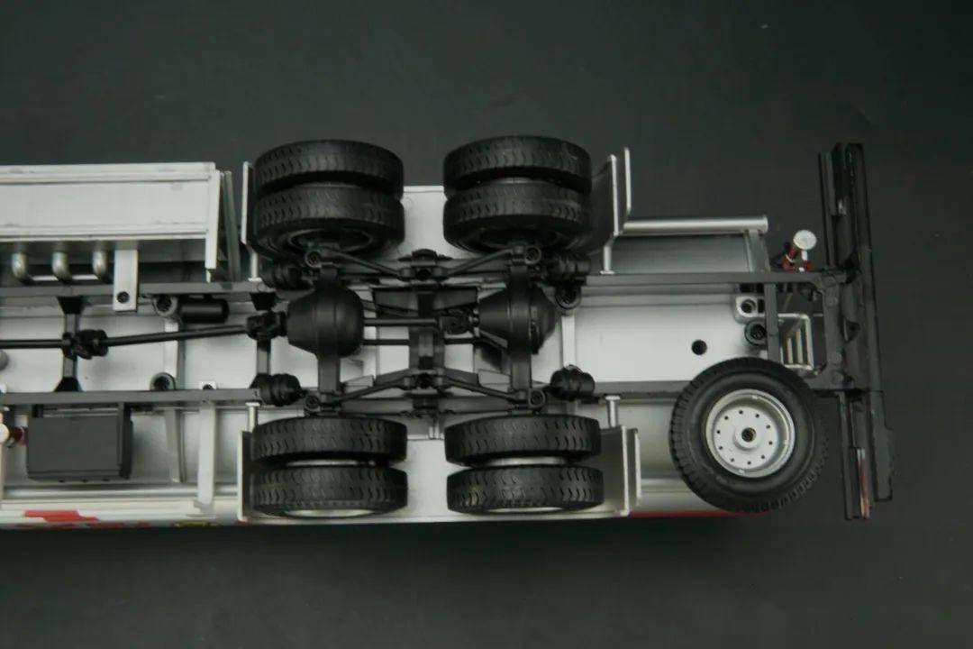 模玩秀:2018福田欧曼etx重卡8x4油罐车