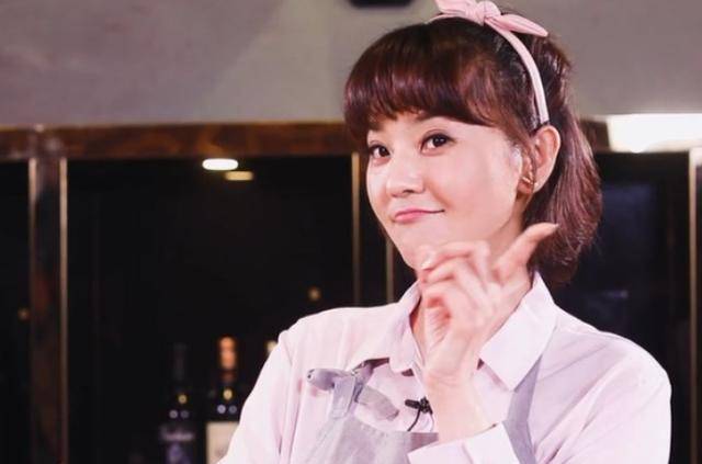 婚后没多久,方琼便在2004年生下了两人的儿子杨浩森,虽然有了可爱的