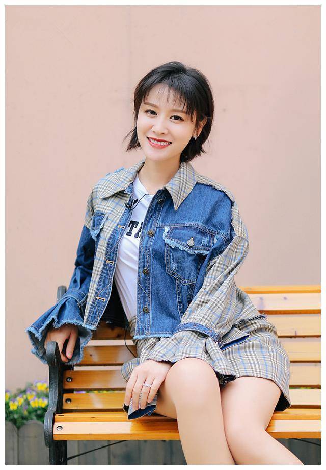 叶一茜私服走机场,西装配短裤休闲随意,未修图的腿未免太过真实_叶一