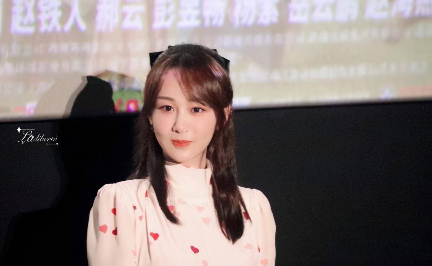 让人意外的是,她的配文竟是曾轶可一首歌的歌名《别祝我生日快乐》