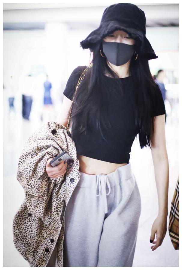 杨幂特意穿大一码运动裤走机场,效果网友炸锅:腰谁招架得住_穿着_身材