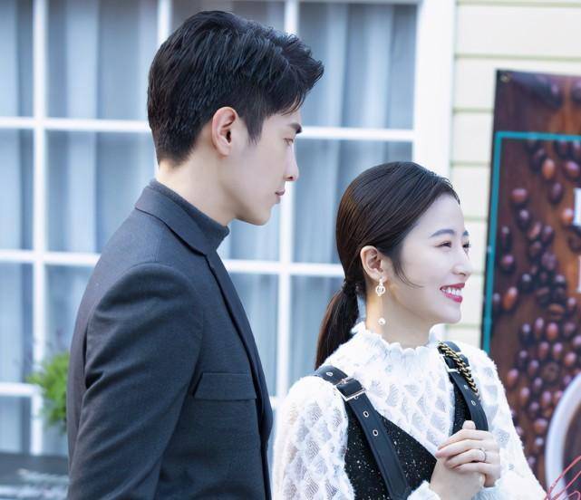 周雨彤入戏太深,花絮中抱紧龚俊求亲亲,男方一脸宠溺看着她闹_情绪