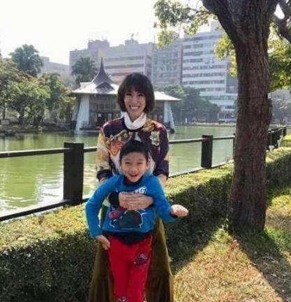 李宇柔：接连流产10次，被医生“暗害”生瘫痪儿子，现在怎么样了