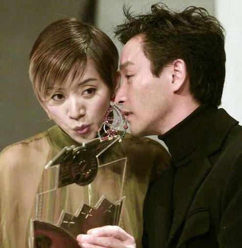 要知道当年谭咏麟退出与和张国荣的音乐比赛时还当众为李克勤喊话,说