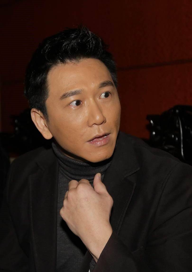 90年代香港顶流小生出镜,如今老态明显,人气直线下滑被网友嫌弃