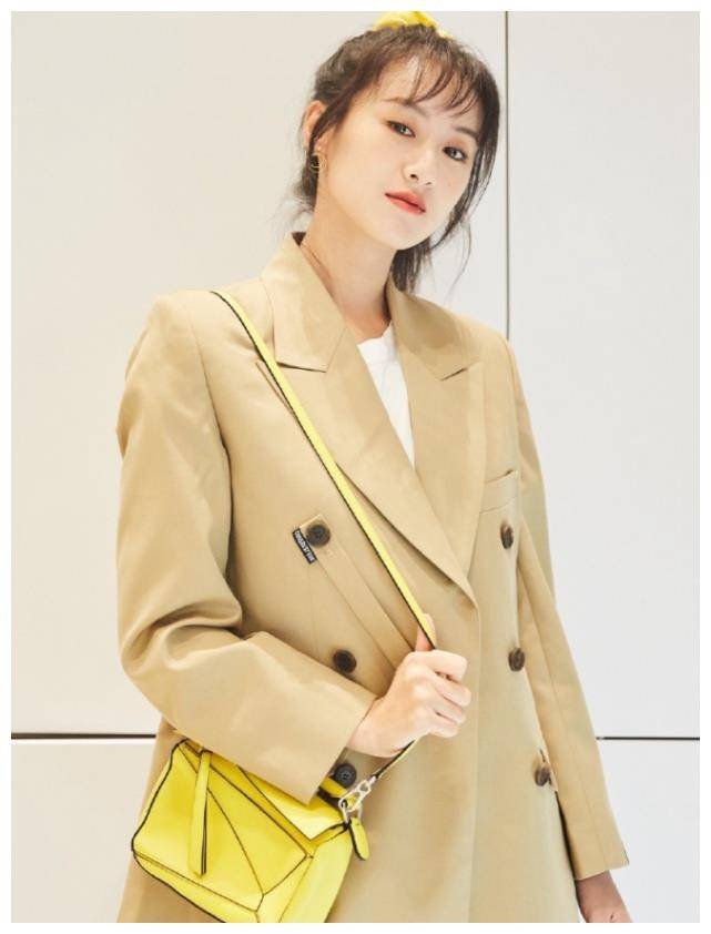 袁冰妍为秀腿真会玩,穿的裤子还没西装外套长,直男挪不开眼_黑色_穿着