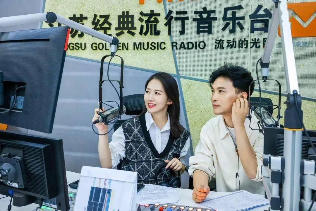 主持人徐巍,杭程与小厨娘淮扬菜品牌代表连线伙伴走进直播间:文艺广播