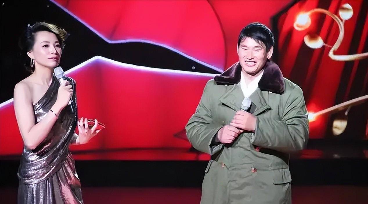 肚子大得实在藏不住了,经常下地干活吃馒头怎么胖成这样_朱之文_演出