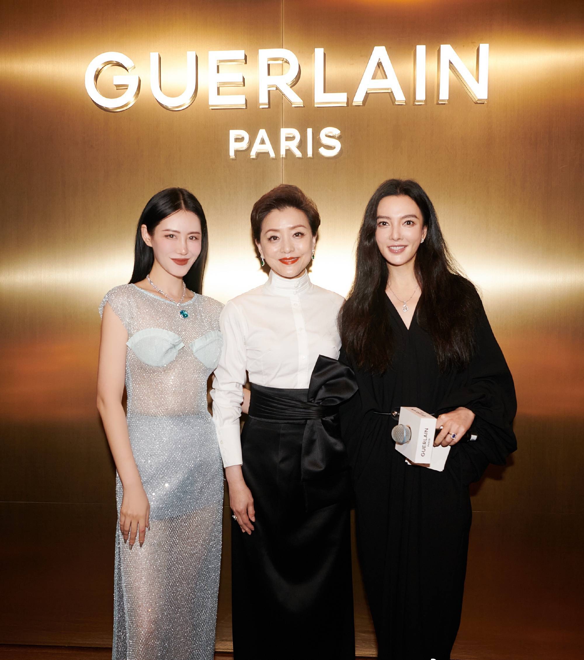 知名女主持刘彦池出席活动,与杨澜,张天爱合照,气场一点不输_工作_池在_黑色