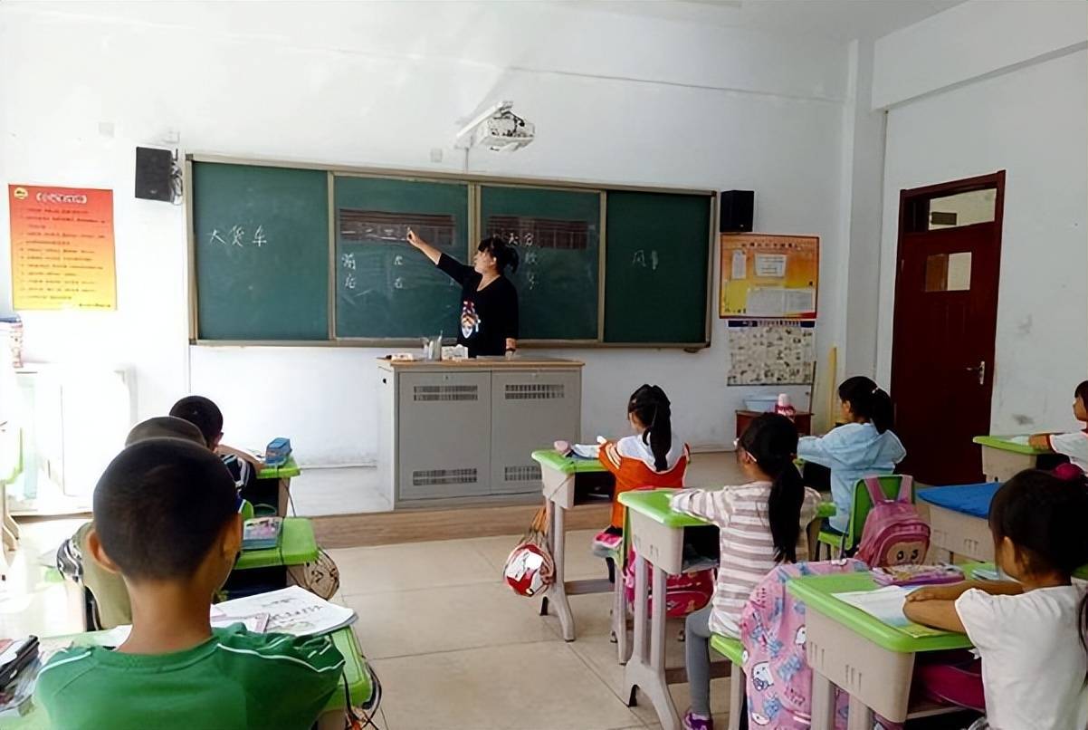 “怎么辅导的？”江西一小学老师拍视频质问家长，网友看不下去了