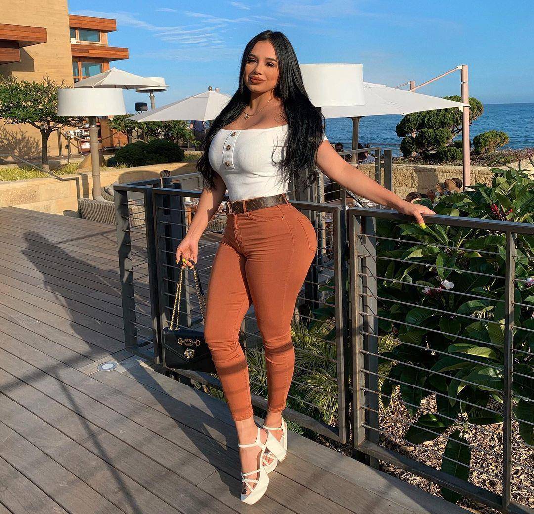 26岁墨西哥模特,身材呈"沙漏型",堪比国外红人金·卡戴珊_米罗斯拉瓦