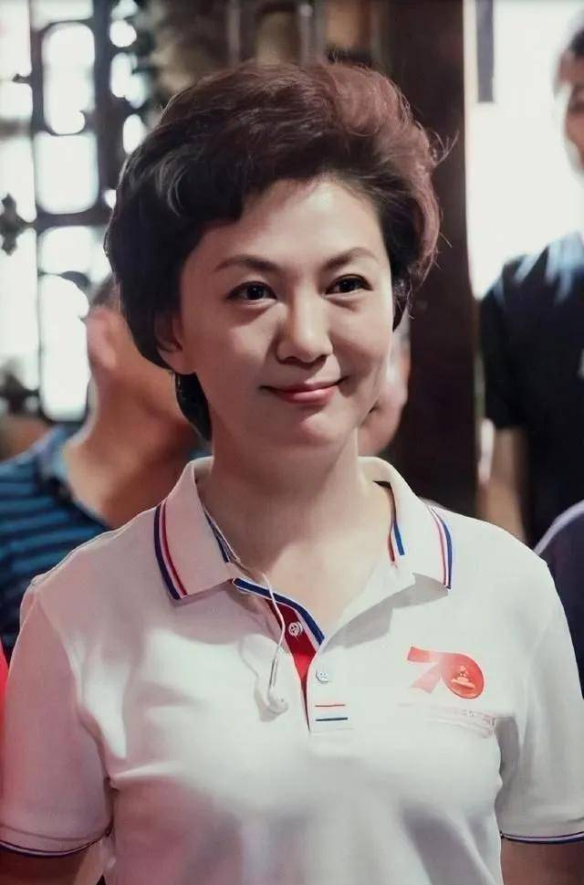 电视著名主持人海霞,嫁大11岁清华教授,结婚22年幸福如初_工作_节目