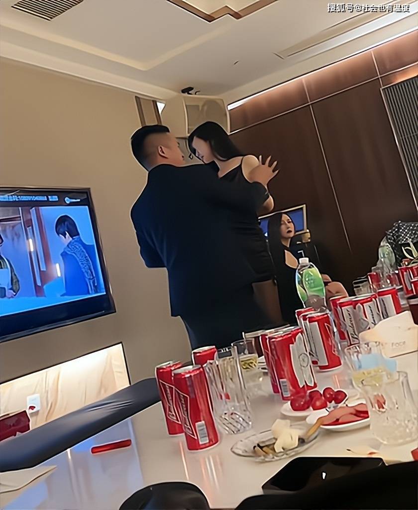 女生第一次去ktv上班,做服务员还要会跳舞?扭过头去不敢看顾客