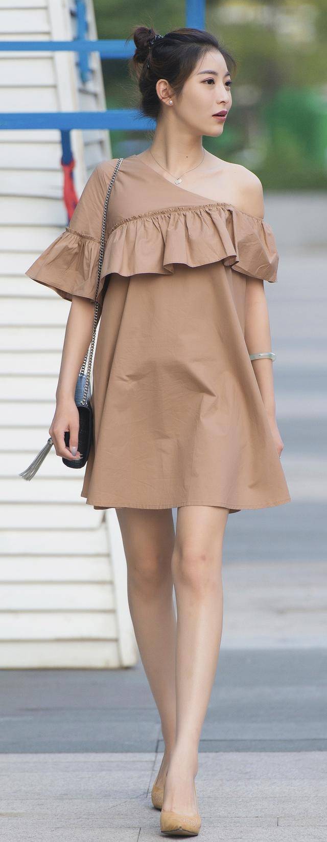 谁说山西美女朴实多于美貌?瞧这位太原的小姐姐就很美_裙子_女生_身材