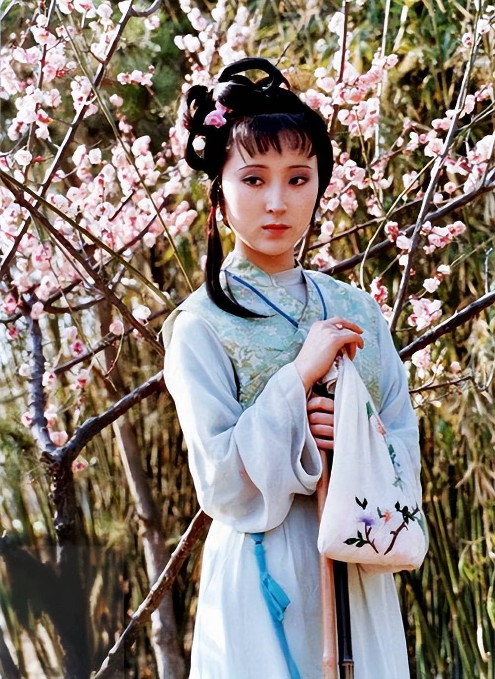 父亲死后,被生活所迫,董白来到南京秦淮河畔卖艺,改名小宛.