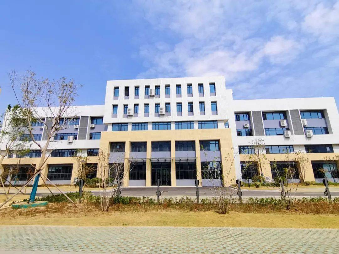 e一起以航拍的工程实训中心共有7栋楼位于三元区(同大西区操场正对面