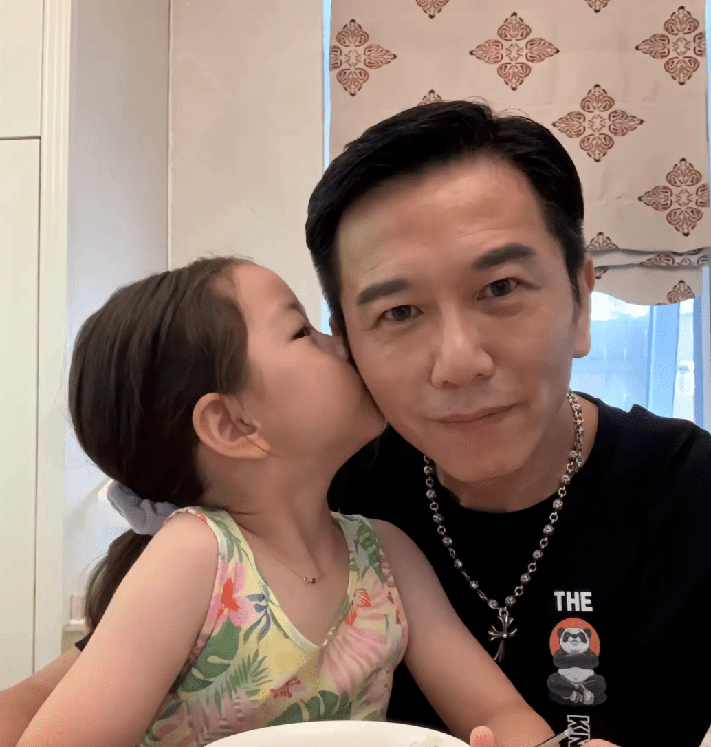 当女儿被嘲长得丑,温兆伦怒怼网友,立威廉长文控诉,真解气!