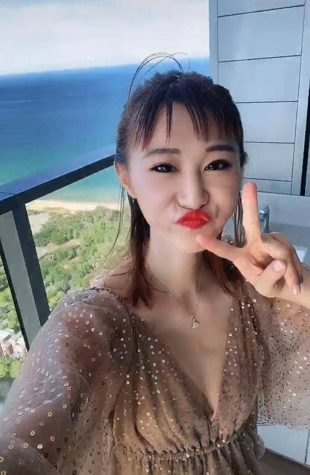 巩汉林儿媳妇近况流出,涂红唇身材惹眼,超大海景房太阔绰_黄一惠_巩