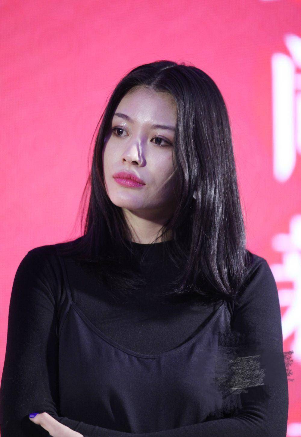 汪峰前妻罕曝近况!客厅练瑜伽一字马,要努力赚钱接回16岁女儿?