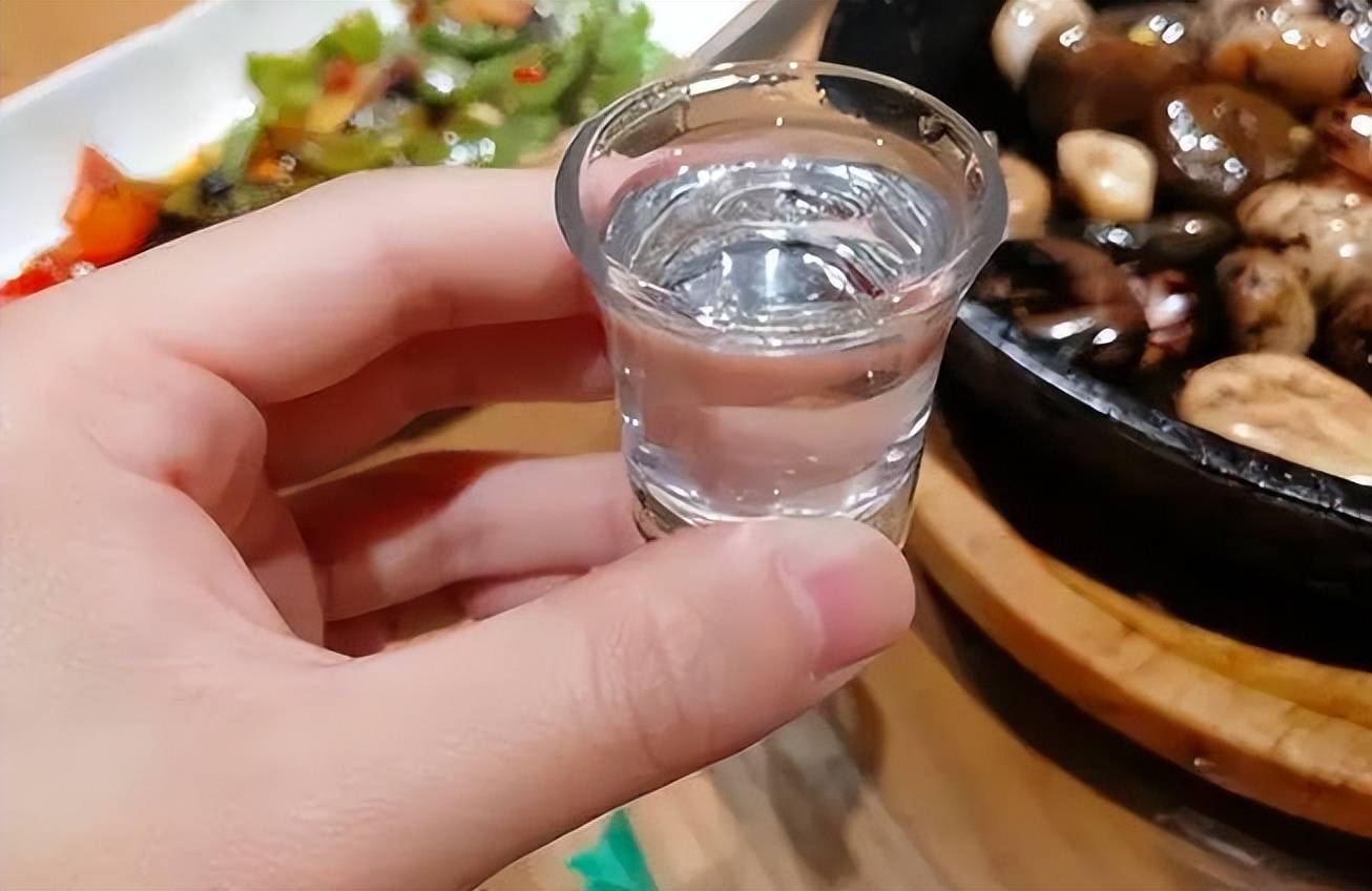 晚上喝白酒到底好欠好？为什么？