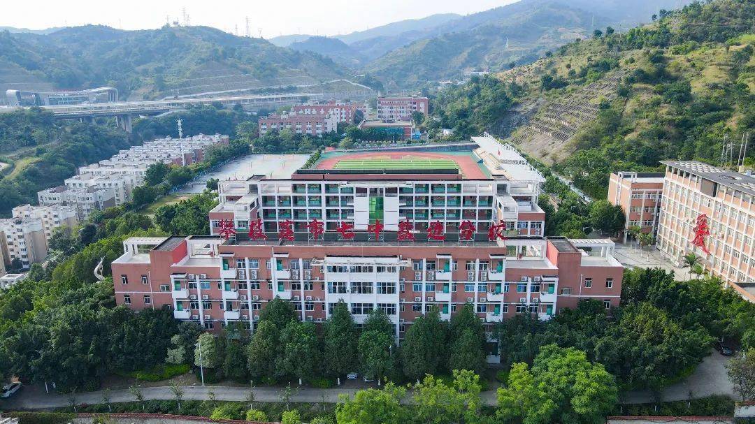 深秋时节,盐边中学,红日初升,初阳映照下,地面投下斑驳的树影,朗朗书