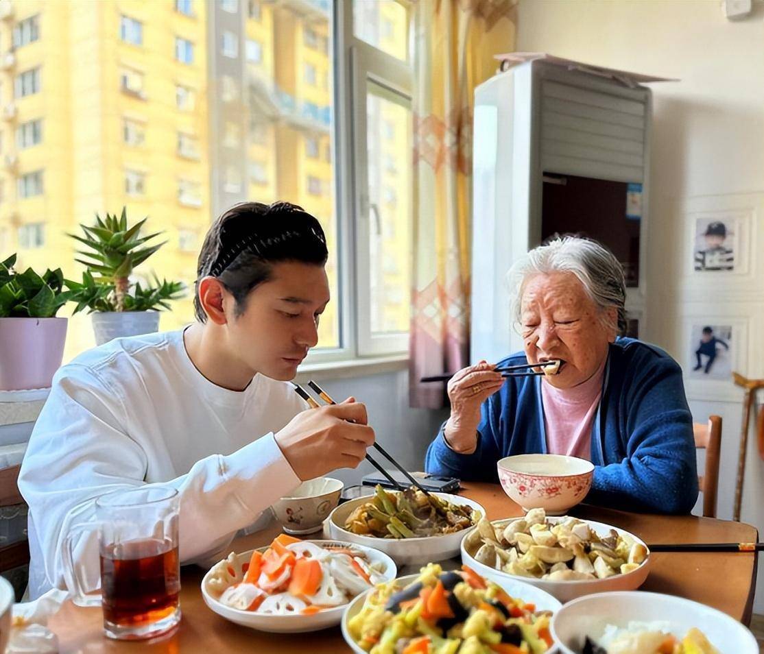 虽然姥姥可以轻松地自己用筷子夹菜吃,但黄晓明为了聊表孝心,还是主动