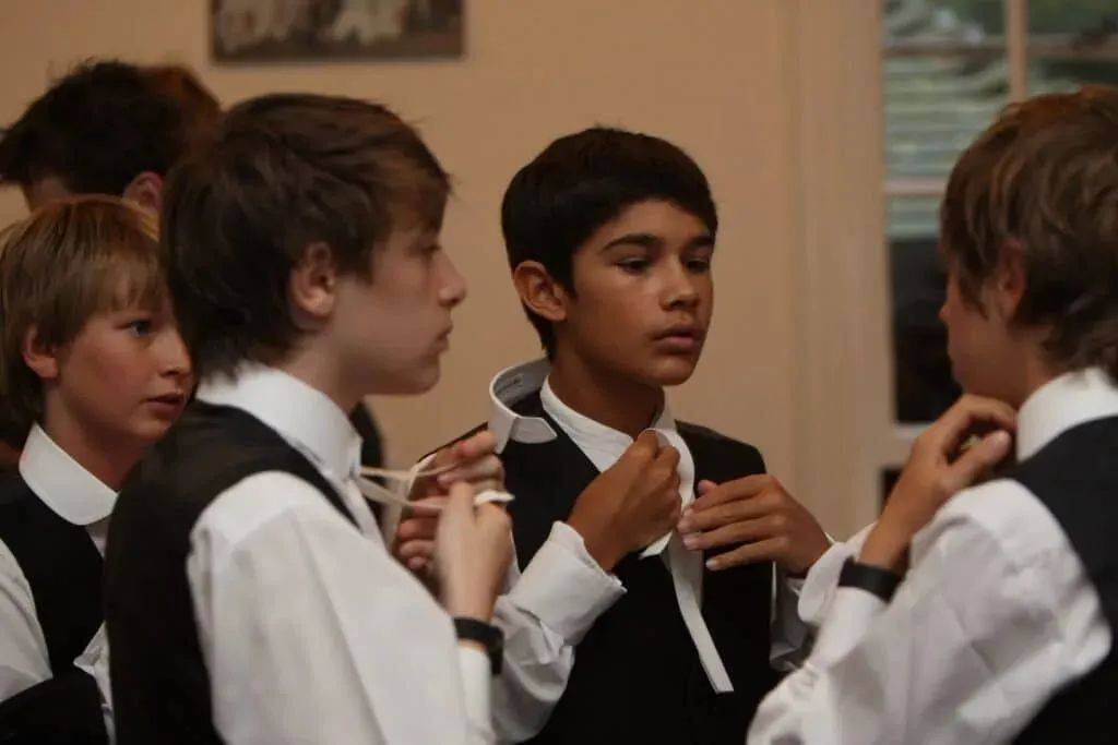 来自纪录片《我的生活:伊顿公学》因为不在父母身边,孩子们很可能要