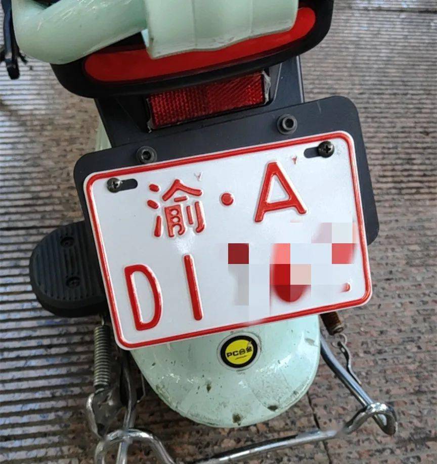 可以不需要驾驶证需年满16周岁才能在道路上驾驶不能载人白底红字牌是